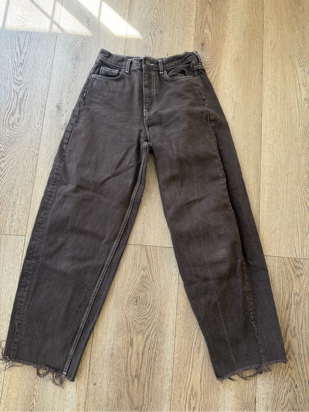 Zara Women’s  Dark Brown Relaxed Straight Jeans. Perfect for Fall
